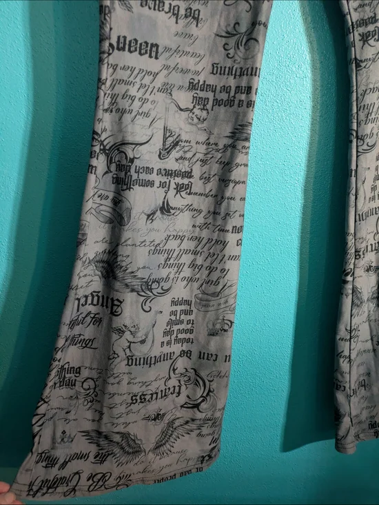 No Boundaries Gray Script Print Boot Cut Leggings - Picture 4 of 7